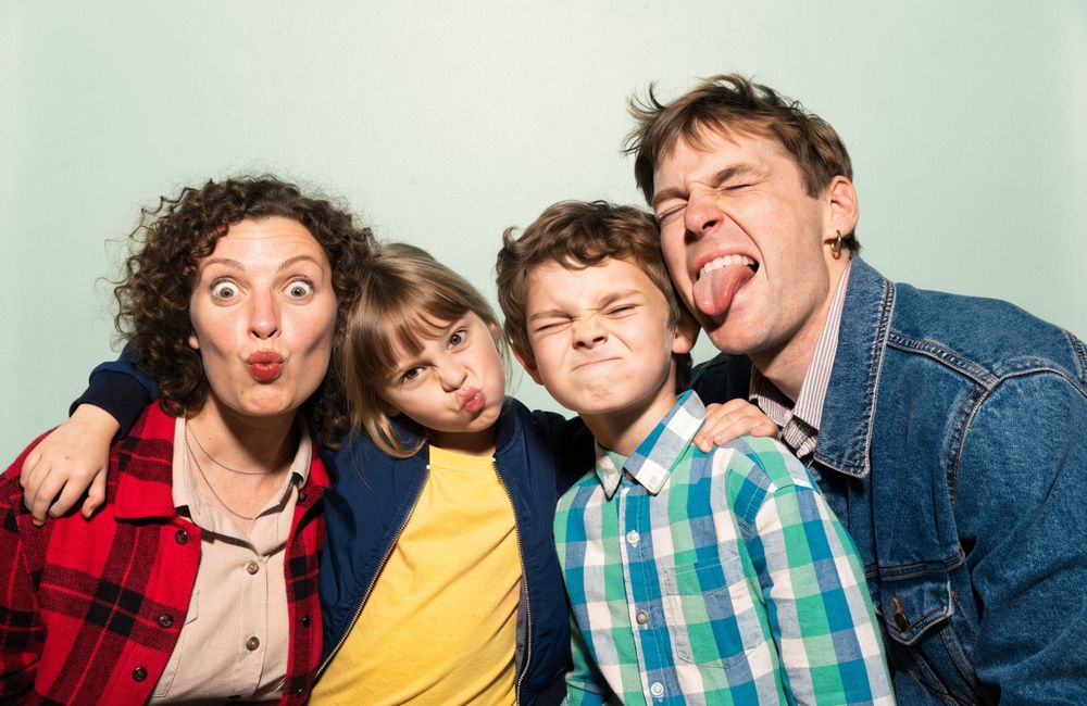 Familie schneidet Grimassen