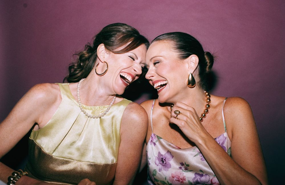 Zwei Frauen lachen in die Fotobox